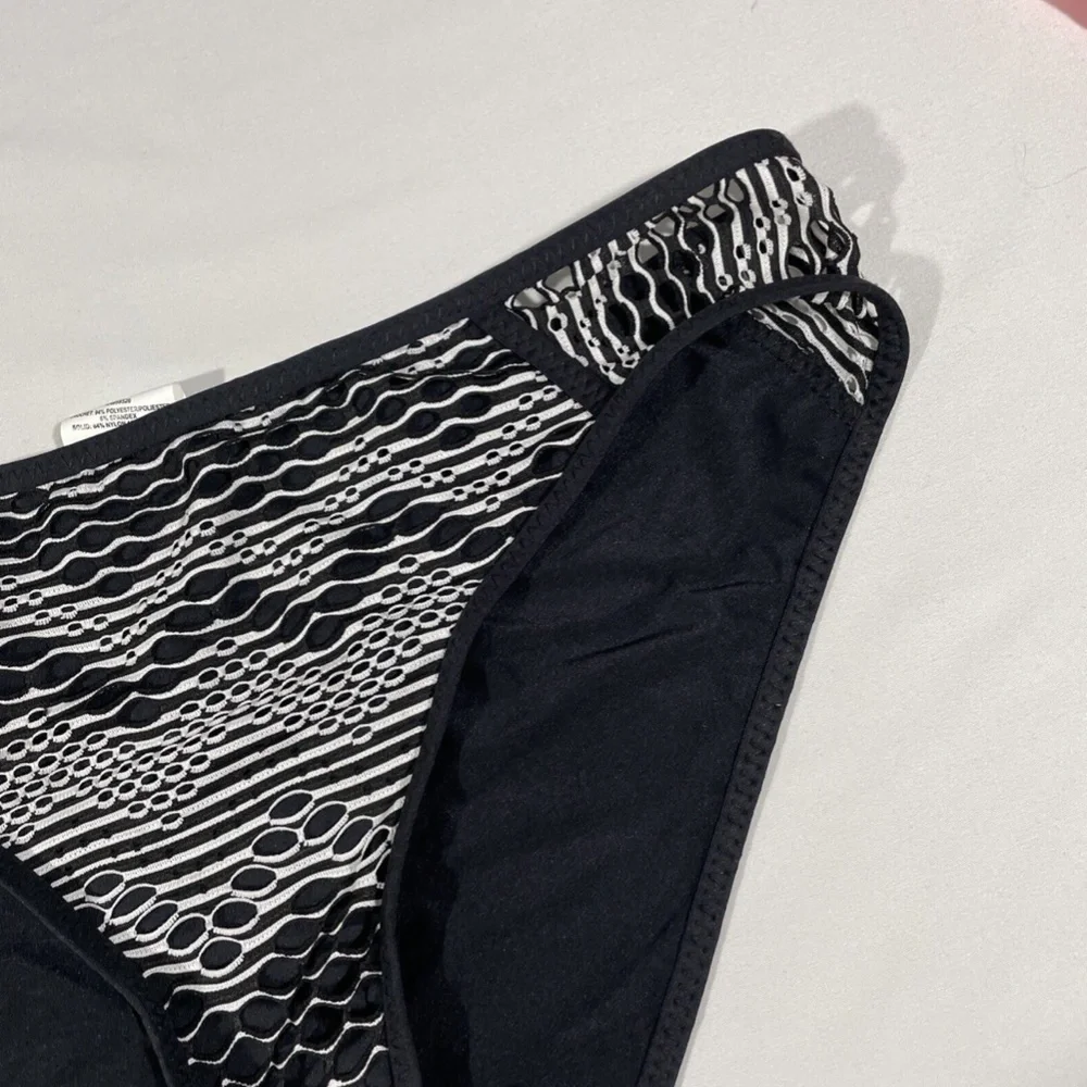 NEW Becca‎ [ Medium ] Reveal Hipster Bikini Bottoms in Black/White